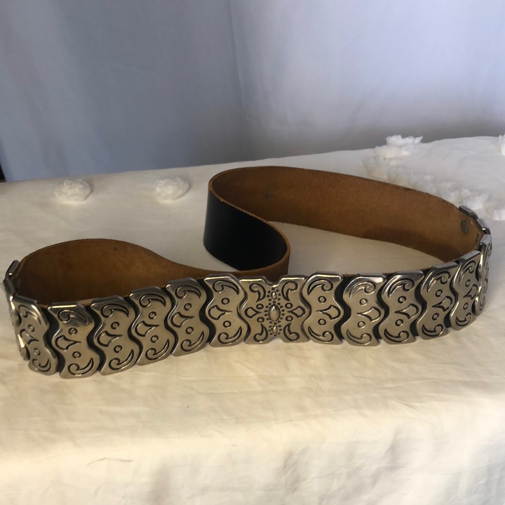 IN TRANSIT soft leather and silver metal waist belt. Size Small to Medium.